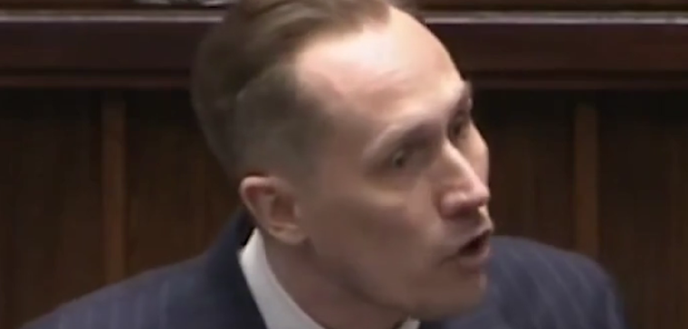 Konrad Berkowicz, el diputado del Parlamento de Polonia que llevó una bandera de Israel con la esvástica mientras daba su discurso.