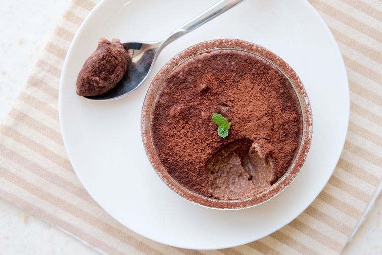 A diferencia de muchos postres, el mousse de chocolate no requiere horneado, ya que su textura se logra gracias a la incorporación de claras de huevo batidas o crema montada. Por eso es una de las recetas más elegidas A diferencia de muchos postres, el mousse de chocolate no requiere horneado, ya que su textura se logra gracias a la incorporación de claras de huevo batidas o crema montada. Por eso es una de las recetas más elegidas