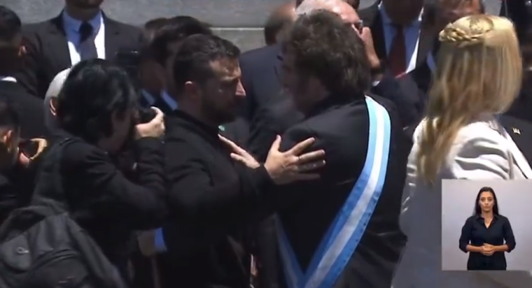 Javier Milei se fundió en un abrazo con Zelenski Foto: Captura de pantalla