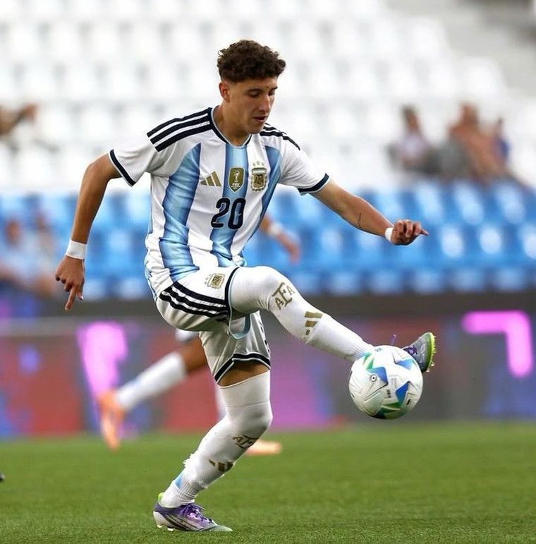 Luca Scarlato jugando la Copa UC con la Sub 16 de Argentina.