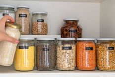 Colocando los alimentos en frascos herméticos evitarás la presencia de las polillas en tu alacena Foto: Shutterstock