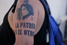 ovacionada por militantes: asi salio cristina fernandez de kirchner de su departamento en recoleta ovacionada por militantes: asi salio cristina fernandez de kirchner de su departamento en recoleta