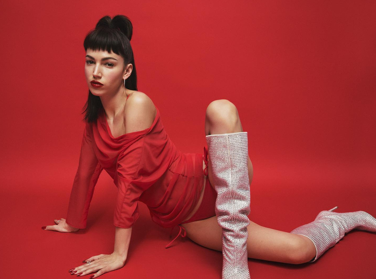 Úrsula Corberó además de lucir hermosas prendas, sabe cómo llevar unas increíbles pestañas. Foto: Instagram @ursulolita