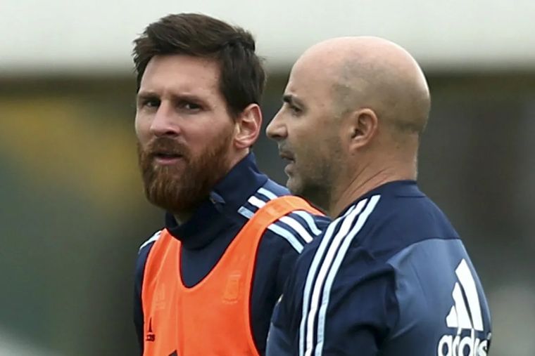 Messi y Sampaoli, en un entrenamiento de la Selección. Foto: Publicada por La Nación