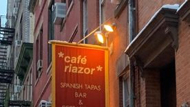 La bandera española da la bienvenida en este café restaurante ubicado en Chelsea, Nueva York.