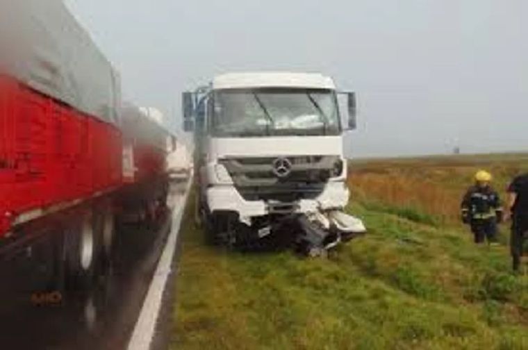 El camión que intervino en el choque quedó sobre la banquina Foto: Policía Santa Fe