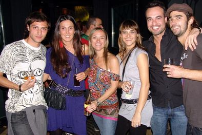 MDZol | All night long. Poli, Guadalupe, Celina, Verónica, Mauri e Isidoro. ¿La consigna? Baile hasta el amanecer. Foto: Federico Croce / MDZ