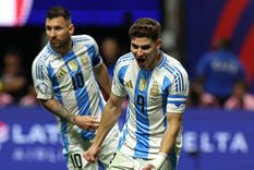 Julián Álvarez grita el primer gol con Messi de fondo. Foto: Noticias Argentinas