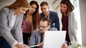 El aprendizaje del liderazgo, al igual que el desafío de un piloto, es poder navegar con instrumentos de apoyo sin tener una visión nítida de la ruta. El aprendizaje del liderazgo, al igual que el desafío de un piloto, es poder navegar con instrumentos de apoyo sin tener una visión nítida de la ruta.