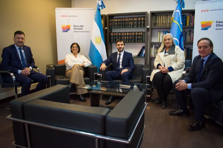 El gobernador Ignacio Torres, con los senadores Edgardo Kueider, Mónica Silva, Edith Terenzi y Carlos Espínola