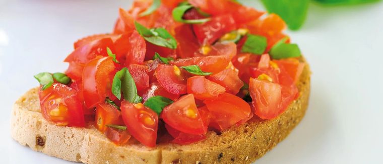 Aunque es un plato frío, la receta de bruschettas de tomate y albahaca requiere tostar el pan para lograr la textura perfecta. Aunque es un plato frío, la receta de bruschettas de tomate y albahaca requiere tostar el pan para lograr la textura perfecta.