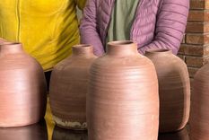 La Facultad de Artes y Diseño de la UNCUYO entregó vasijas cerámicas desarrolladas con arcillas mendocinas al INTA Mendoza para iniciar ensayos enológicos que evaluarán su desempeño en la guarda y crianza de vinos. Foto: FAD de la UNCuyo.