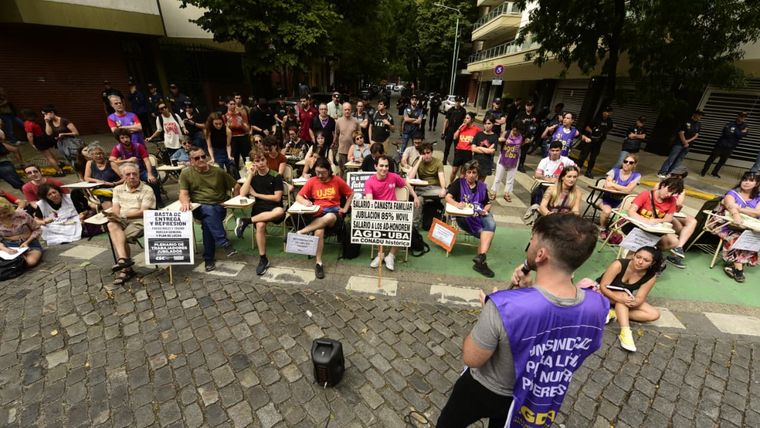 Conflicto universitario: sindicatos dictan clases frente al departamento de Adorni por la crisis en la UBA