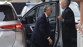 La comisión citó formalmente al ministro de Salud, Mario Lugones, sin embargo no asistirá, aunque sí lo harían funcionarios de la Anmat. La comisión citó formalmente al ministro de Salud, Mario Lugones, sin embargo no asistirá, aunque sí lo harían funcionarios de la Anmat.