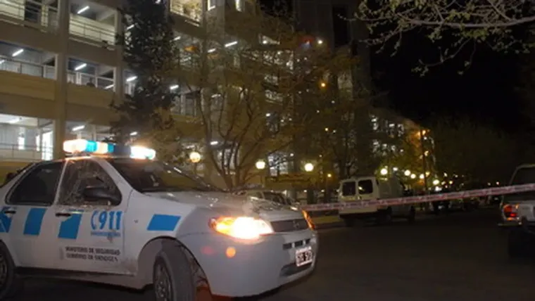 La escena del crimen del policía Correa en la Universidad Juan Agustín Maza. La escena del crimen del policía Correa en la Universidad Juan Agustín Maza.