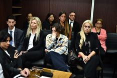 Dalma y Gianinna Maradona junto a Verónica Ojeda en el juicio por la muerte de Diego Maradona. Dalma y Gianinna Maradona junto a Verónica Ojeda en el juicio por la muerte de Diego Maradona.