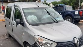 Como quedó el auto robado tras la persecución y el choque. Como quedó el auto robado tras la persecución y el choque.