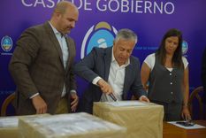 Alfredo Cornejo en la apertura de sobres de una licitación. Alfredo Cornejo en la apertura de sobres de una licitación.