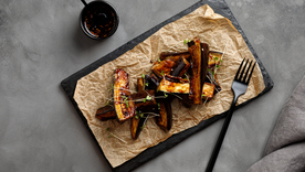 El éxito de esta receta está en su mezcla de texturas la berenjena crujiente por fuera, tierna por dentro y bañada con miel dorada. El éxito de esta receta está en su mezcla de texturas la berenjena crujiente por fuera, tierna por dentro y bañada con miel dorada.