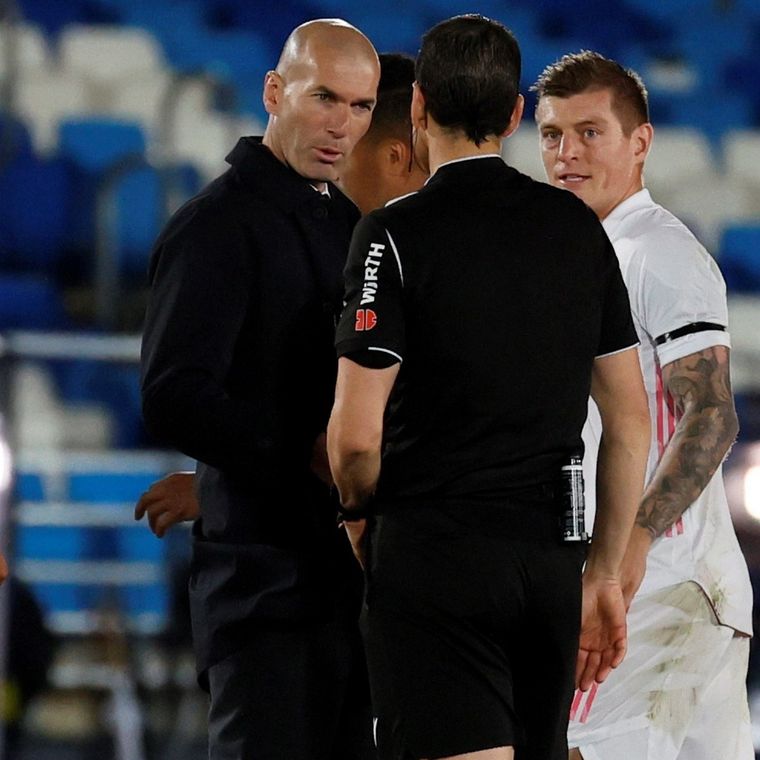 Zizou exigió explicaciones al colegiado Munuera Montero Foto: EFE