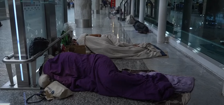 Por el frío, crece la cantidad de personas en situación de calle en Aeroparque Foto: France 24