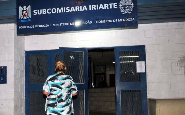Dávila Centeno pasó sus primeras horas detenido en la Subcomisaría Iriarte de Las Heras. Dávila Centeno pasó sus primeras horas detenido en la Subcomisaría Iriarte de Las Heras.