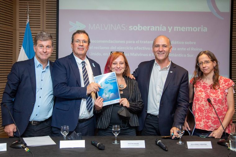 El Gobierno presentó un manual para que la prensa sepa cómo hablar de Malvinas a 40 años de la guerra