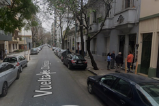 Al llegar, la hermana descubrió la reja cerrada, pero la puerta de la casa entreabierta. Al llegar, la hermana descubrió la reja cerrada, pero la puerta de la casa entreabierta.