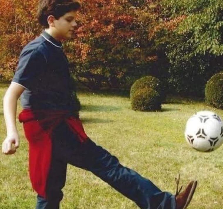 Carlo Acutis jugando a la pelota. Carlo Acutis jugando a la pelota.
