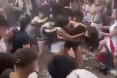 Un grupo de estudiantes terminó a las piñas en pleno festejo de fin de curso. Foto: Captura de video