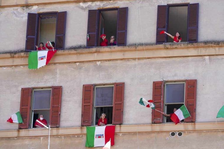 Los italianos cantaron bella ciao desde sus balcones para conmemorar el fin del fascismo