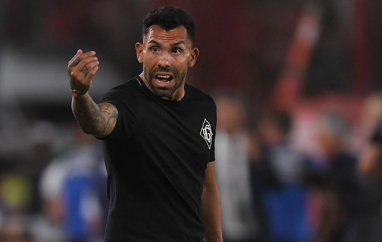 Tevez se mostró disconforme tanto durante el partido como en conferencia. Foto: Télam