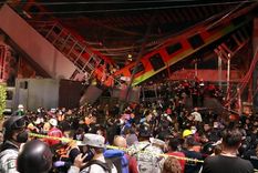 tragedia: asi cayo un puente con un tren en marcha sobre el y dejo 23 muertos