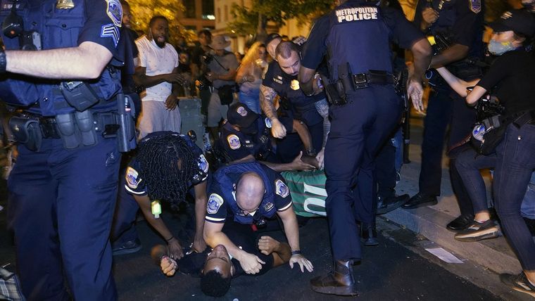 Policías reducen a varios manifestantes, Washington D.C., EE.UU., 27 de agosto de 2020. Foto: RT