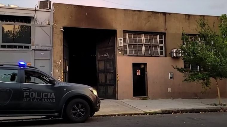 El incendio se produjo en un inmueble ubicado en Quintino Bocayuva 1471, entre Tarija y Avenida Pavón. Foto: X