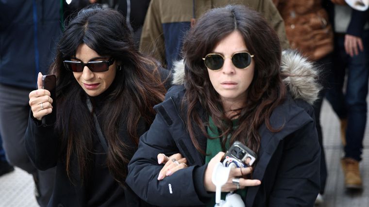 Gianinna y Dalma Maradona, hijas del recordado futbolista, debieron retirarse sin poder hablar tranquilamente con los periodistas por el asedio de los mismos. Gianinna y Dalma Maradona, hijas del recordado futbolista, debieron retirarse sin poder hablar tranquilamente con los periodistas por el asedio de los mismos.