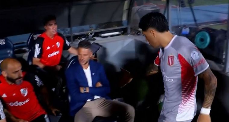Enzo se acerca, Demichelis ni lo mira. Foto: Captura
