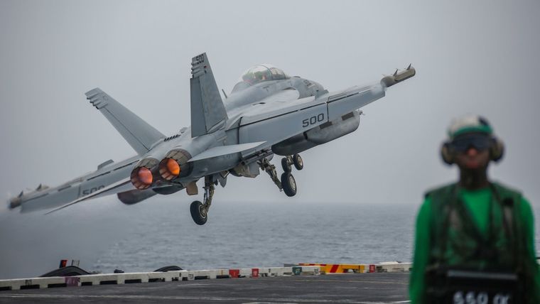 Un EA-18G Growler despega desde el portaaviones USS Abraham Lincoln en el golfo Pérsico, 2019.