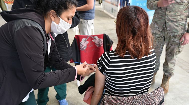 El Gobierno tuvo que ofrecer la combinación de vacunas ante la falta de segundas dosis de Sputnik V Foto: ALF PONCE MERCADO / MDZ