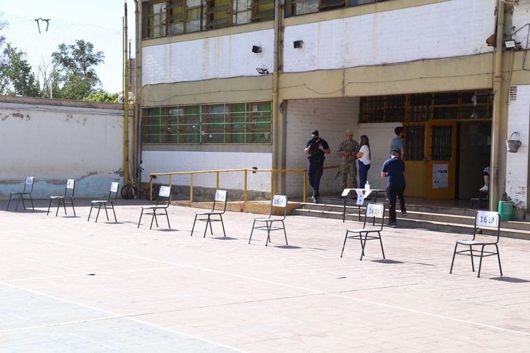 No hay colas en la elección y por ahora no se presentaron denuncias de irregularidades. Algunos partidos no fiscalizan. Foto: Maximiliano Ríos