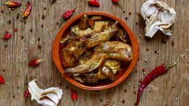 Esta receta destaca por su equilibrio el conejo es una carne baja en grasa y rica en proteínas, mientras que el ajo aporta propiedades antioxidantes y cardiovasculares.