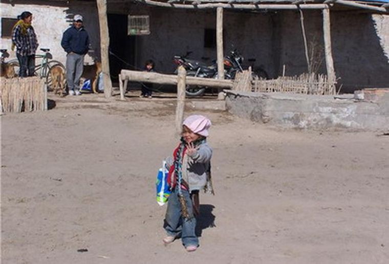Un niño camina frente a su hogar en Lavalle. Foto: Adriana Toscano.