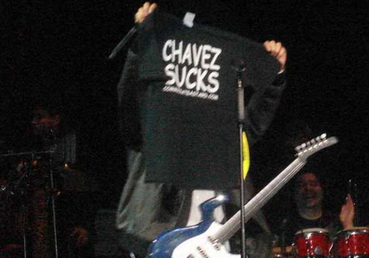 La remera que mostró Sanz en contra de Chávez. Foto: noticias24.com