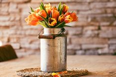 Un centro de mes con tulipanes. Foto: Pixabay - pixabay.com