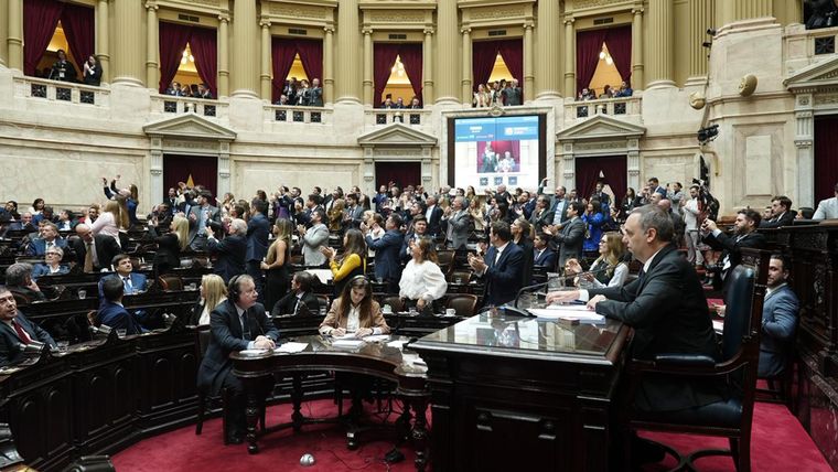 La oposición busca interpelar a Manuel Adorni en el Congreso
