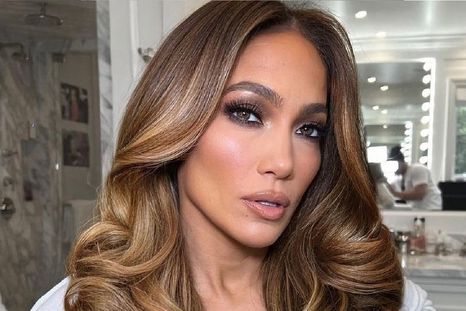 Los zapatos con plataformas elegidos por Jennifer López son blancos, con punta redonda y tiras delgadas de Valentino. Foto: Instagram @jlo