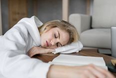 Silvina Martínez Yáñez, psicóloga especializada en trastornos de sueño, brindó una serie de tips para poder lograr un descanso adecuado Foto: Freepik