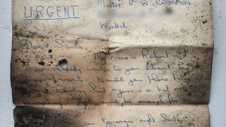 La carta doblada se encontró dentro de un montón de hollín después de que se limpiara la chimenea. Foto: SWEEPS CHIMNEY SERVICES
