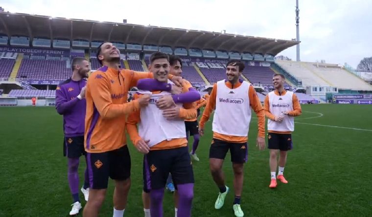 En el entrenamiento abierto que hizo la Viola, el Chino le dijo adiós emocionado a la gente y se llevó una ovación. Foto: @violanews