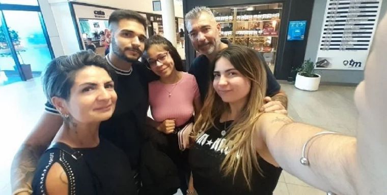 La despedida de Alejo antes de su viaje a El Salvador Foto: Sandra González